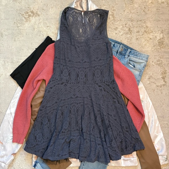 Closet Refresh - 6 Piece Multi-Brand Bundle - Mixed Size Clothing Lot Capsule - Picture 7 of 16